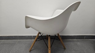 Silla plástica con brazos