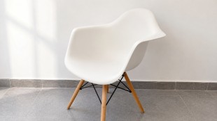 Silla plástica con brazos