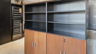 Biblioteca con puertas