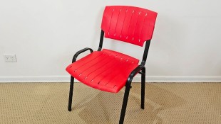 Silla plástica roja